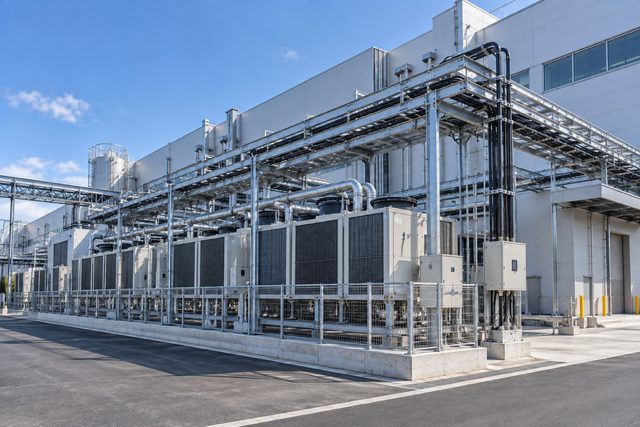 屋外に並ぶ熱源機器と配管（自社施工現場）