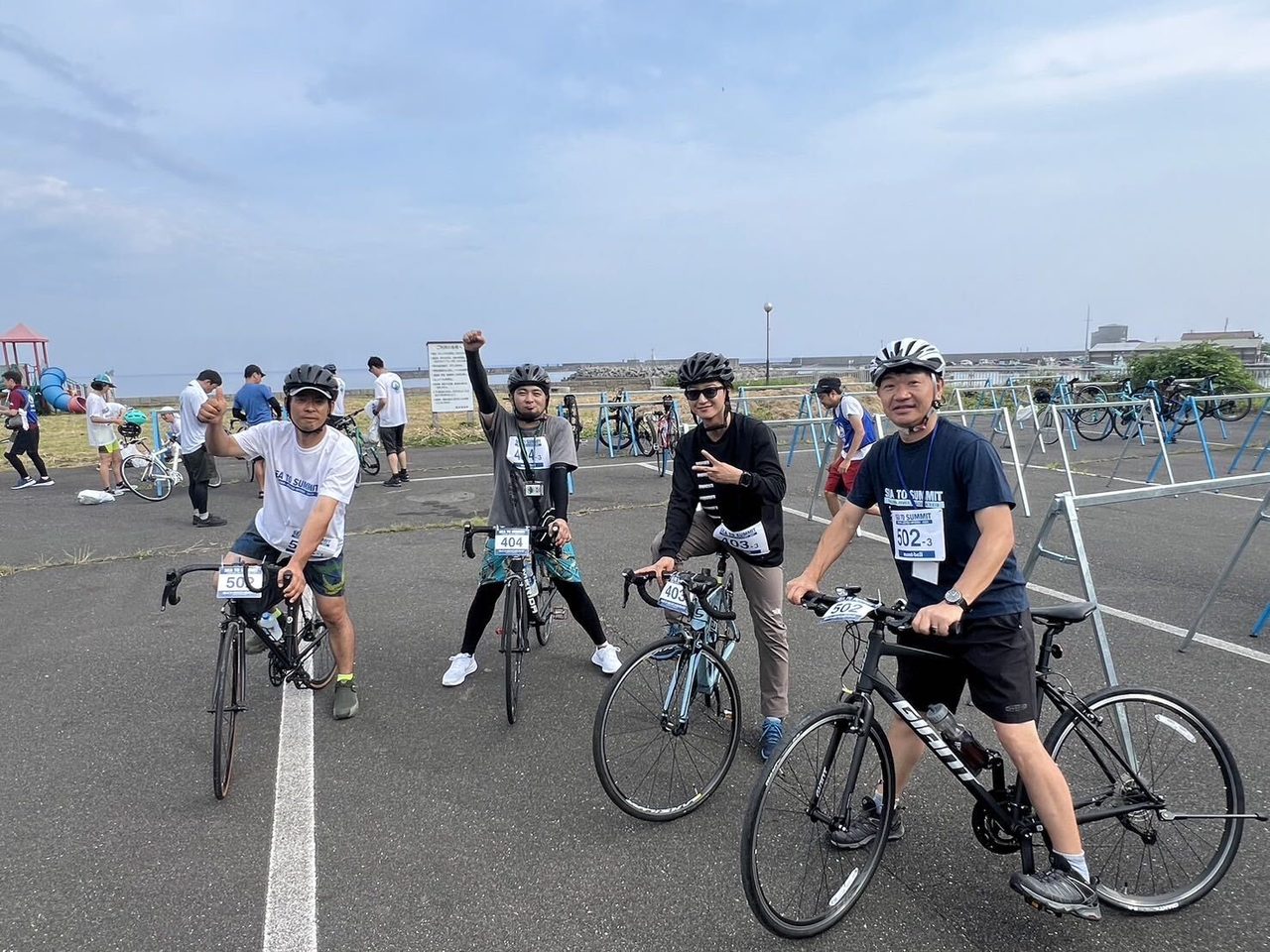 バイクパートに向かう社員たち